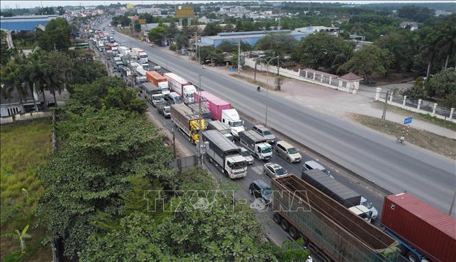 Ùn tắc giao thông kéo dài trên Quốc lộ 51, đoạn qua Đồng Nai trưa 18/4/2026. Ảnh: Công Phong - TTXVN