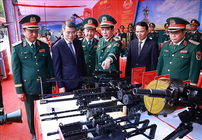 Prime Minister Le Minh Hung on April 18 addresses a ceremony held in Nghe An province to mark the conferment of the “Hero of the People’s Armed Forces” title on Military Region 4. Photo: Duong Giang – VNA