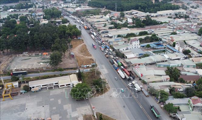 Ùn tắc giao thông kéo dài trên Quốc lộ 51, đoạn qua Đồng Nai trưa 18/4/2026. Ảnh: Công Phong - TTXVN