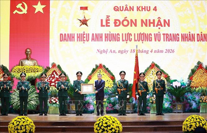 Prime Minister Le Minh Hung on April 18 addresses a ceremony held in Nghe An province to mark the conferment of the “Hero of the People’s Armed Forces” title on Military Region 4. Photo: Duong Giang – VNA