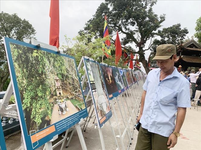 Người dân tham quan trưng bày. Ảnh: Mạnh Minh - TTXVN