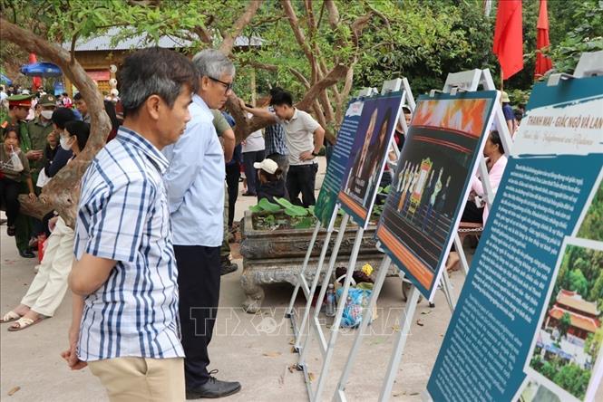 Người dân tham quan trưng bày. Ảnh: Mạnh Minh - TTXVN