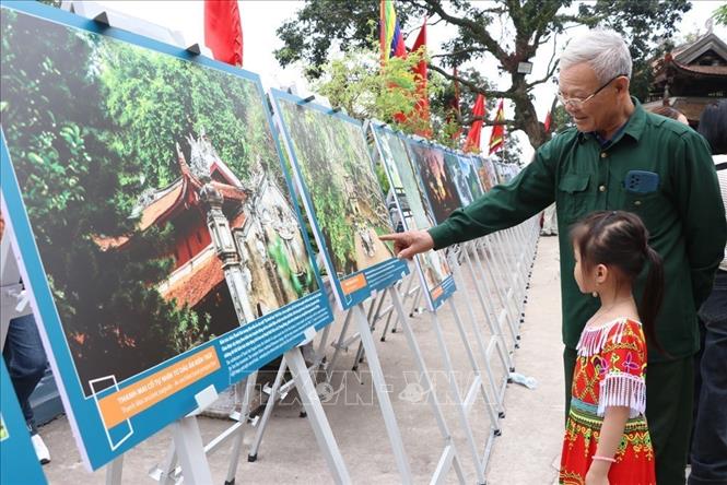 Người dân tham quan trưng bày. Ảnh: Mạnh Minh - TTXVN