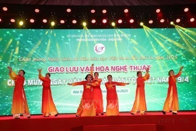 Âm vang những giai điệu tự hào về Đảng trong chương trình Giao lưu văn hóa nghệ thuật chào mừng Ngày Văn hóa các dân tộc Việt Nam (19/4), tối 18/4/2025, tại Trung tâm Văn hóa - Điện ảnh tỉnh Bến Tre. Ảnh: Chương Đài - TTXVN