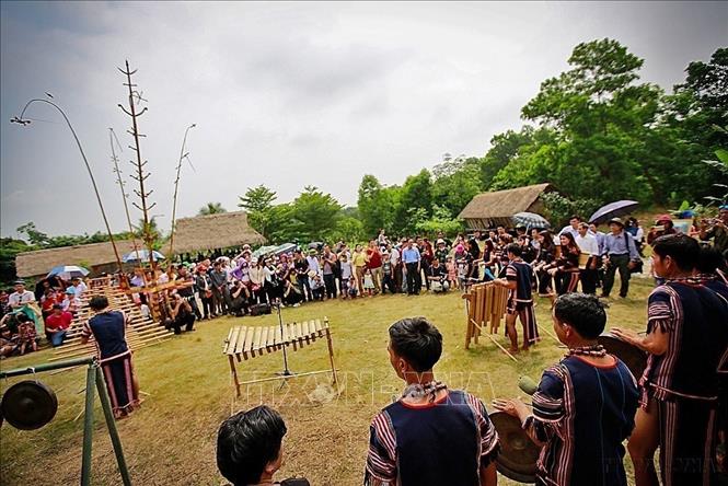 Trình diễn nghệ thuật của đồng bào Ba Na tại Làng Văn hóa, du lịch các dân tộc Việt Nam. Ảnh: Trọng Đạt - TTXVN