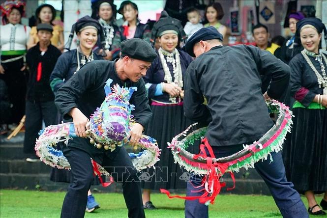 Múa ngựa giấy của đồng bào dân tộc Nùng (Nùng Dín) ở Lào Cai trong các hoạt động sôi nổi của đồng bào các dân tộc với chủ đề “Ngày hội non sông thống nhất”, ngày 29/4/2023, tại Làng Văn hóa - Du lịch các dân tộc Việt Nam (Đồng Mô, Hà Nội). Ảnh: Khánh Hòa - TTXVN