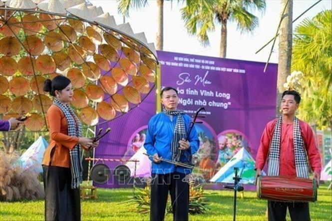Giao lưu văn hoá nghệ thuật “Sắc màu văn hóa Vĩnh Long” trong khuôn khổ Tuần “Đại đoàn kết các dân tộc - Di sản Văn hóa Việt Nam” năm 2025, ngày 23/11/2025, tại Làng Văn hóa - Du lịch các dân tộc Việt Nam (Đồng Mô, Sơn Tây, Hà Hội). Ảnh: Khánh Hòa - TTXVN