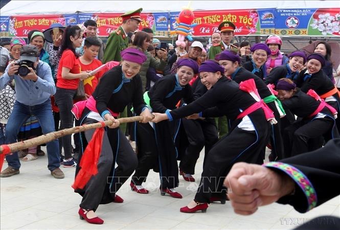 Tái hiện nghi lễ kéo co của dân tộc Tày, xã Bảo Nhai (Bắc Hà, Lào Cai). Tháng 12/2015, nghi lễ và trò chơi kéo co của Việt Nam đã được UNESCO vinh danh là Di sản văn hoá phi vật thể đại diện của nhân loại. Ảnh: Quốc Khánh - TTXVN