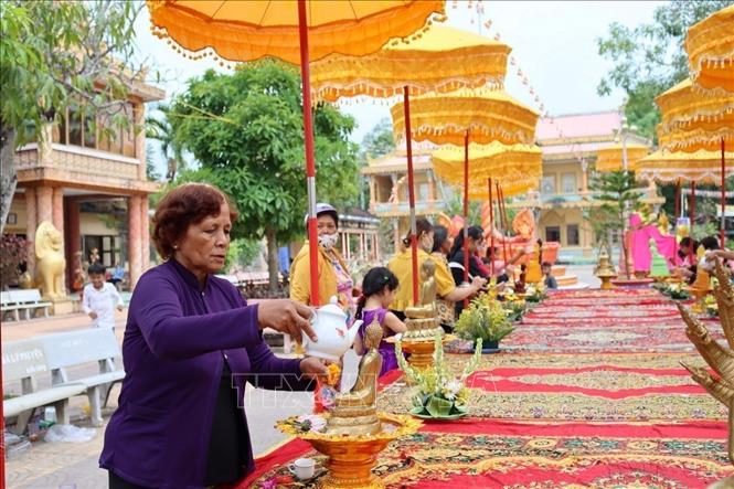 Nghi thức tắm Phật trong ngày Tết cổ truyền Chôl Chnăm Thmây của đồng bào Khmer. Đây là lễ hội mừng năm mới theo lịch cổ truyền của dân tộc Khmer Nam bộ nói chung và đồng bào Khmer tỉnh Sóc Trăng nói riêng. Ảnh: Chanh Đa - TTXVN