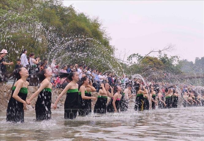Tục gội đầu của người Thái trắng ở Mường So (Phong Thổ, Lai Châu ) diễn ra vào chiều 30 Tết với ý nghĩa rửa trôi điều không may mắn, xui xẻo của năm cũ, sang năm mới gặp nhiều may nắm. Ảnh: Nguyễn Oanh - TTXVN