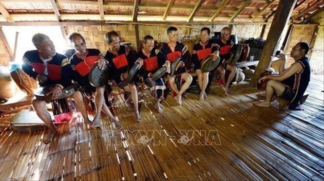 Đội nghệ nhân cồng chiêng buôn Ea Bông, xã Cư Êbur (TP Buôn Ma Thuột, Đắk Lắk) diễn tấu trong không gian văn hóa nhà dài của người Ê Đê nhằm bảo tồn, truyền dạy và phát triển Di sản Không gian văn hóa cồng chiêng Tây Nguyên, được UNESCO công nhận là Kiệt tác truyền khẩu và phi vật thể của nhân loại (15/11/2005), Ảnh: Thanh Hà - TTXVN