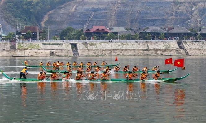 Lễ hội đua thuyền đuôi én là bản sắc của người Thái Mường Lay đã được phục dựng thành công. Ảnh: Xuân Tư - TTXVN