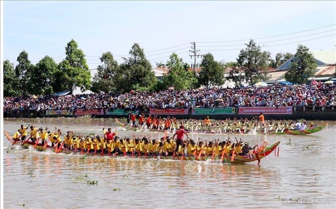 Trong lễ hội Oóc-om-bóc, ngoài nghi lễ thả đèn, cúng trăng… thì đua ghe Ngo luôn được đồng bào Khmer háo hức chờ đợi nhất. Hoạt động này gắn liền với sự hình thành và phát triển của dân tộc Khmer, phản ánh ước nguyện về một cuộc sống an thịnh, tinh thần đoàn kết, biểu trưng sức mạnh. Ảnh: Trung Hiếu - TTXVN