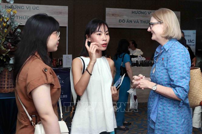 Bà Sarah Hooper, Tổng Lãnh sự Australia tại Thành phố Hồ Chí Minh trao đổi cùng các bạn trẻ Việt Nam tham quan Triển lãm Hương vị Úc 2026. Ảnh: Xuân Khu-TTXVN