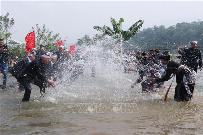 Trai bản trên, gái bản dưới, không phân biệt người già, trẻ nhỏ kéo nhau ra suối thực hiện phong tục té nước. Với quan niệm ướt càng nhiều, may mắn sẽ đến càng nhiều nên ai cũng mong mình được té ướt càng nhiều càng tốt tại Lễ hội Bun Vốc Nặm lần thứ 4 của dân tộc Lào ở Lai Châu. Ảnh: Đinh Thùy - TTXVN