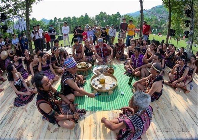 Nghi lễ cưới của người Cơ Tu được tái hiện tại Khu du lịch Suối Hoa (huyện Hòa Vang, thành phố Đà Nẵng) để phục vụ du khách tham quan trải nghiệm. Ảnh: Trần Lê Lâm - TTXVN