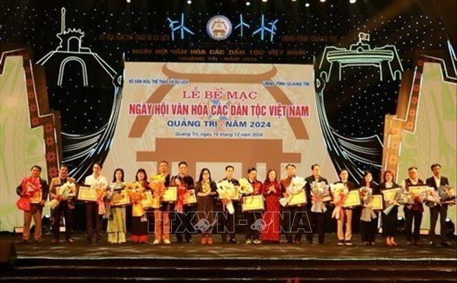 Trao Bằng khen của Bộ trưởng Bộ Văn hóa, Thể thao và Du lịch cho các tập thể có nhiều đóng góp cho thành công của Ngày hội Văn hóa các dân tộc Việt Nam tại tỉnh Quảng Trị năm 2024. Ảnh: Nguyên Linh - TTXVN