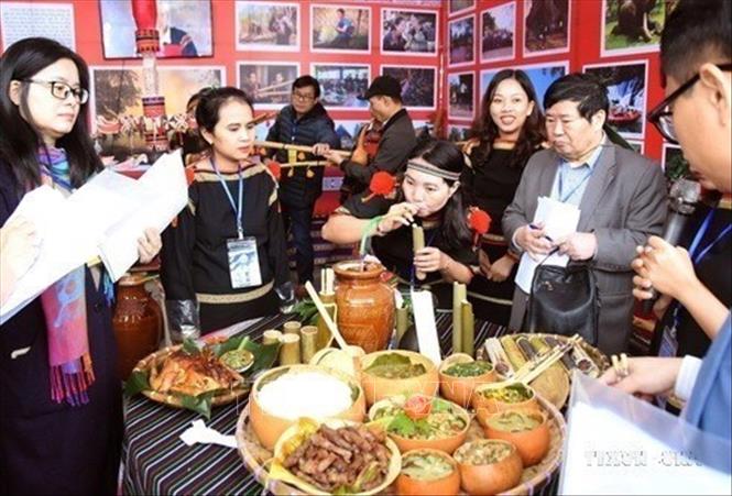 Phần thi trưng bày chế biến, giới thiệu ẩm thực các ẩm thực đắc sắc của các dân tộc tại ngày hội trong Ngày hội Văn hóa các dân tộc Việt Nam tại tỉnh Quảng Trị năm 2024. Ảnh: Nguyên Linh - TTXVN