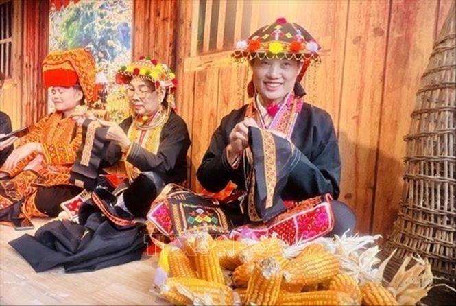 Các nghệ nhân đồng bào dân tộc Dao ở Bắc Giang trình diễn thêu trang phục truyền thống trong Ngày hội Văn hóa các dân tộc Việt Nam tại tỉnh Quảng Trị năm 2024. Ảnh: Nguyên Linh - TTXVN