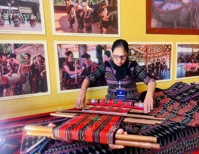 Nghệ nhân người Tà Ôi đến từ Thừa Thiên Huế trình diễn dệt thổ cẩm truyền thống trong Ngày hội Văn hóa các dân tộc Việt Nam tại tỉnh Quảng Trị năm 2024. Ảnh: Nguyên Linh - TTXVN