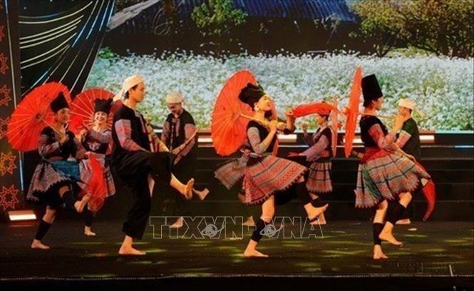 Điệu nhảy Tha kểnh của người Mông ở Sơn La trong Ngày hội Văn hóa các dân tộc Việt Nam tại tỉnh Quảng Trị năm 2024. Ảnh: Nguyên Linh - TTXVN