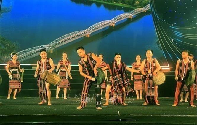 Hòa tấu nhạc cụ truyền thống của người Cơ Tu ở Thừa Thiên Huế trong Ngày hội Văn hóa các dân tộc Việt Nam tại tỉnh Quảng Trị năm 2024. Ảnh: Nguyên Linh - TTXVN