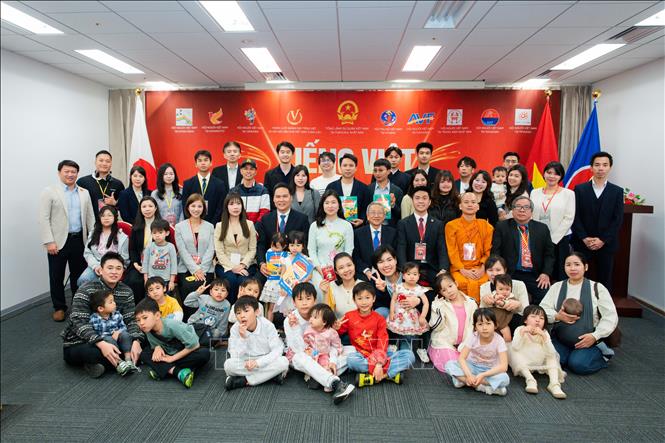 Ban tổ chức và đại biểu tham dự chụp ảnh lưu niệm tại Tổng Lãnh sự quán Việt Nam tại Fukuoka. Ảnh: Xuân Giao - PV TTXVN tại Nhật Bản