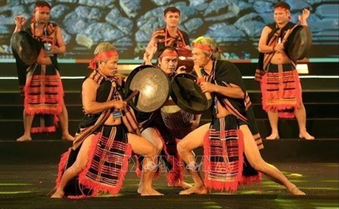 Trình diễn nghệ thuật Đấu chiêng của dân tộc Co ở Quảng Ngãi trong Ngày hội Văn hóa các dân tộc Việt Nam tại tỉnh Quảng Trị năm 2024. Ảnh: Nguyên Linh - TTXVN