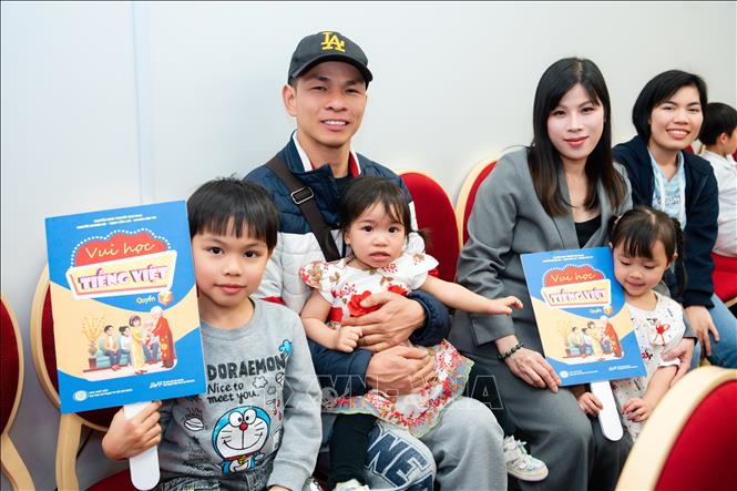 Kiều bào tại thành phố Fukuoka và gia đình tham dự chương trình. Ảnh: Xuân Giao - PV TTXVN tại Nhật Bản