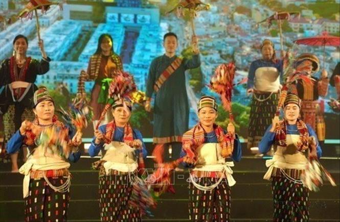 Múa quạt khăn xếp của dân tộc Thái ở Thanh Hóa trong Ngày hội Văn hóa các dân tộc Việt Nam tại tỉnh Quảng Trị năm 2024. Ảnh: Nguyên Linh - TTXVN