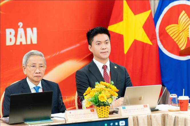 Giáo sư Nguyễn Minh Thuyết và ông Nguyễn Duy Anh – Ủy viên Ủy ban Trung ương MTTQ Việt Nam, Tổng Thư ký Mạng lưới giảng dạy tiếng Việt và gìn giữ văn hóa Việt Nam toàn cầu tại sự kiện. Ảnh: Xuân Giao - PV TTXVN tại Nhật Bản