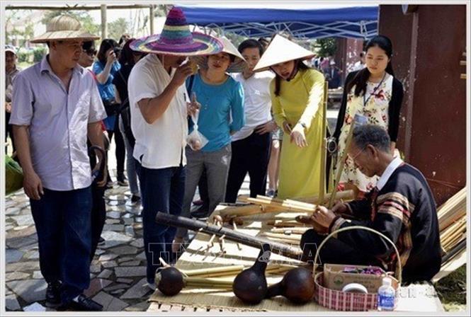 Du khách tham quan không gian trưng bày, triển lãm và trình diễn các nhạc cụ chế tác từ tre, nứa của đồng bào dân tộc Ê Đê trong “Ngày Văn hóa các dân tộc Việt Nam 19/4”, ngày 19/4/2017, tại Làng Văn hóa - Du lịch các dân tộc Việt Nam (Đồng Mô, Sơn Tây, Hà Hội). Ảnh: Thanh Hà - TTXVN