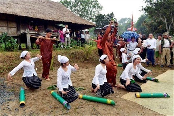 Sau lễ cúng bốc Mó là biểu diễn dân ca, dân vũ của nhóm nghệ nhân dân tộc Thổ, tỉnh Nghệ An, tái hiện Lễ bốc Mó (Lễ cúng đền Mó, khai Mó nước đầu năm), lễ tục đặc biệt quan trọng được tổ chức hàng năm vào dịp Tết Nguyên đán trong khuôn khổ các hoạt động của Ngày Văn hóa các dân tộc Việt Nam (19/4), ngày 23/4/2017, tại Làng Văn hóa - Du lịch các dân tộc Việt Nam (Đồng Mô, Sơn Tây, Hà Hội). Ảnh: Thanh Hà - TTXVN