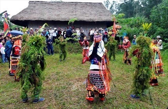 Chị em cùng nhẩy với Ma Cỏ theo tiếng trống đồng tại Lễ cúng tổ tiên (Di sản văn hóa phi vật thể cấp quốc gia) do nhóm nghệ nhân dân tộc Lô Lô Chải, Xã Lũng Cú, huyện Đồng Văn, tỉnh Hà Giang tái hiện trong khuôn khổ các hoạt động của “Ngày Văn hóa các dân tộc Việt Nam 19/4”, ngày 22/4/2017, tại Làng Văn hoá - Du lịch các dân tộc Việt Nam, (Đồng Mô, Sơn Tây, Hà Hội). Ảnh: Thanh Hà - TTXVN