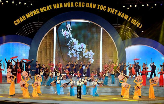 Chương trình nghệ thuật khai mạc “Ngày Văn hóa các dân tộc Việt Nam 19/4” với chủ đề “Giai điệu từ núi rừng” do Bộ Văn hóa Thể Thao và Du lịch Việt Nam tổ chức, tối 19/4/2017, tại Làng Văn hóa - Du lịch các dân tộc Việt Nam, (Đồng Mô, Sơn Tây, Hà Hội). Ảnh: Thanh Hà - TTXVN