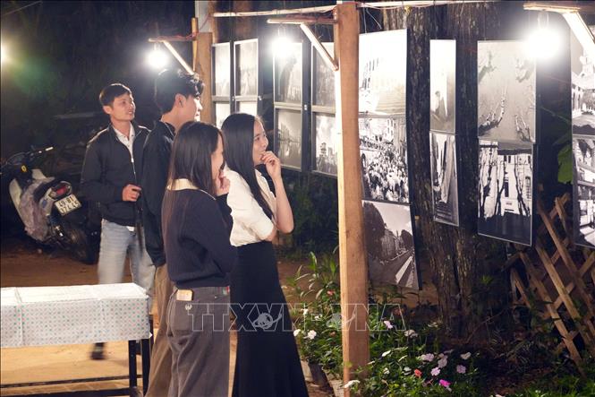 Người xem thích thú với các tác phẩm tại Triển lãm 