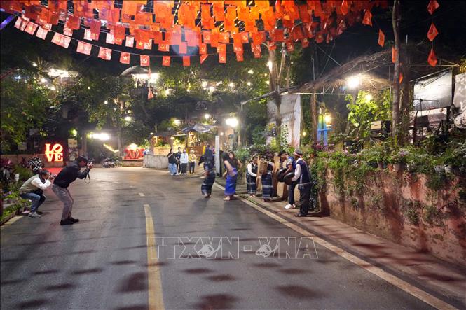 Triển lãm ảnh “Ký ức các thành phố” trên Cung đường nghệ thuật Lý Tự Trọng, phường Xuân Hương- Đà Lạt. Ảnh Chu Quốc Hùng - TTXVN