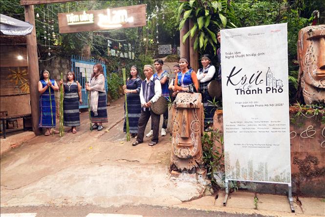 Các nghệ sĩ người dân tộc K'Ho biểu diễn tại Triển lãm 