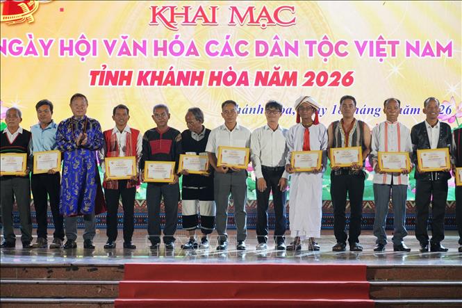 Ban Tổ chức tuyên dương các cá nhân tiêu biểu trong thực hiện chính sách dân tộc và bảo tồn, phát huy giá trị văn hóa truyền thống tại Khánh Hòa. Ảnh: Nguyễn Thành – TTXVN