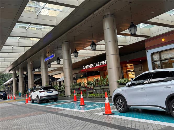 Khu vực trạm sạc xe điện tại Trung tâm thương mại Pacific ở Jakarta. Ảnh: Đỗ Quyên – PV TTXVN tại Indonesia
