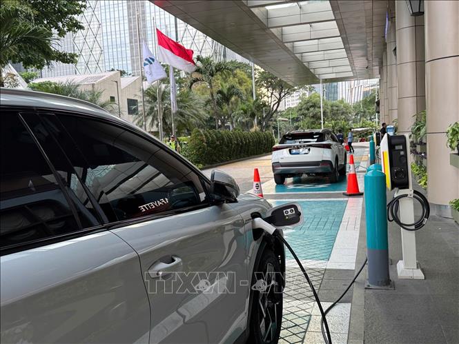Một chiếc ô tô điện đang sử dụng trạm sạc công cộng tại Jakarta. Ảnh: Đỗ Quyên – PV TTXVN tại Indonesia
