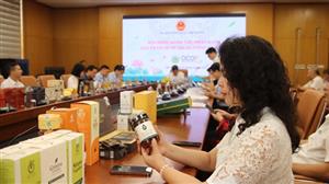 Cô giáo dạy hóa chuyển nghề nuôi ong, mang Mật ong Việt Nam ra thế giới