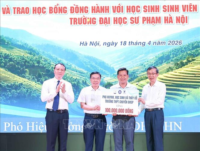 Các đơn vị, cá nhân, nhà tài trợ trao ủng hộ đồng hành với học sinh, sinh viên vùng khó khăn. Ảnh: Thanh Tùng - TTXVN