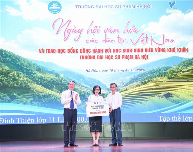 Các đơn vị, cá nhân, nhà tài trợ trao ủng hộ đồng hành với học sinh, sinh viên vùng khó khăn. Ảnh: Thanh Tùng - TTXVN