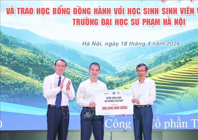 Các đơn vị, cá nhân, nhà tài trợ trao ủng hộ đồng hành với học sinh, sinh viên vùng khó khăn. Ảnh: Thanh Tùng - TTXVN