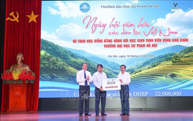 Các đơn vị, cá nhân, nhà tài trợ trao đồng hành với học sinh, sinh viên vùng khó khăn. Ảnh: Thanh Tùng - TTXVN