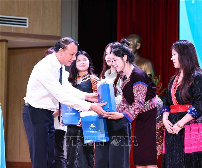 PGS.TS Nguyễn Đức Sơn – Hiệu trưởng Trường Đại học Sư phạm Hà Nội trao học bổng 