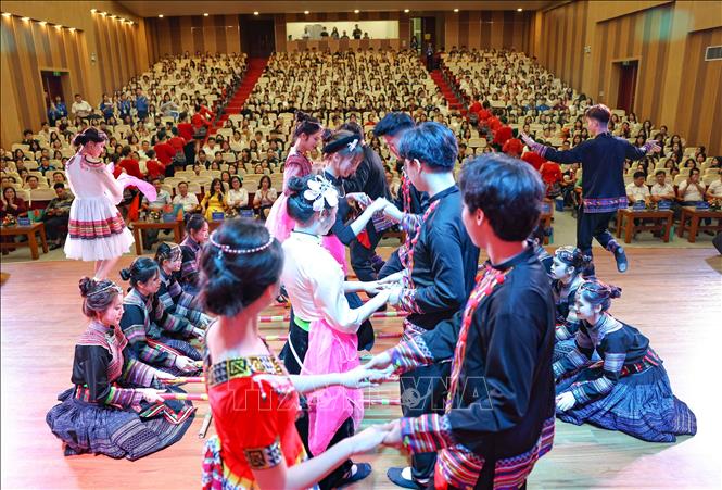 Chương trình là dịp để Nhà trường thể hiện sự quan tâm, sẻ chia và trách nhiệm đối với sinh viên, đặc biệt là các bạn sinh viên đến từ vùng sâu, vùng xa, vùng khó khăn. Ảnh: Thanh Tùng - TTXVN 