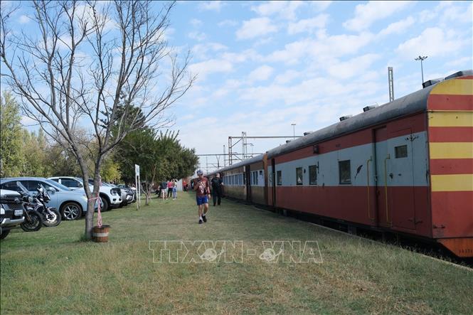 Hành khách lên chuyến tàu hỏa hơi nước tại ga Hermanstad ở ngoại ô Pretoria (Nam Phi) chuẩn bị khởi hành. Ảnh: Hồng Minh - PV TTXVN tại Nam Phi