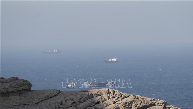 Tàu thuyền di chuyển trên eo biển Hormuz, ngoài khơi bờ biển tỉnh Musandam, Oman, ngày 18/4/2026. Ảnh: REUTERS/TTXVN